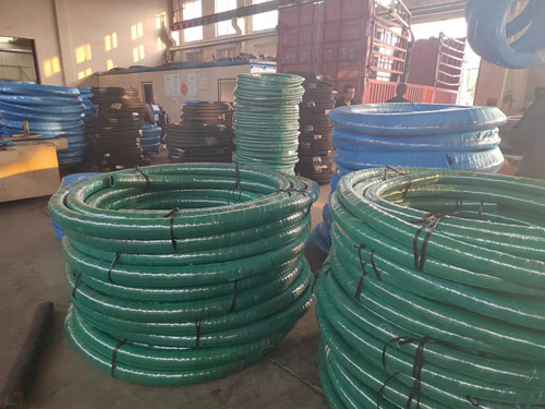 What are the key features to look for when choosing a Self-Floating Rubber Tube?